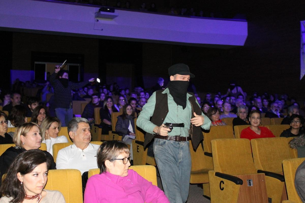 &Ouml;ğrencilerin izlediği tiyatro oyunundaki silahlı sahneler tepki &ccedil;ekti