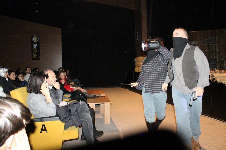 Öğrencilerin izlediği tiyatro oyunundaki silahlı sahneler tepki çekti G1