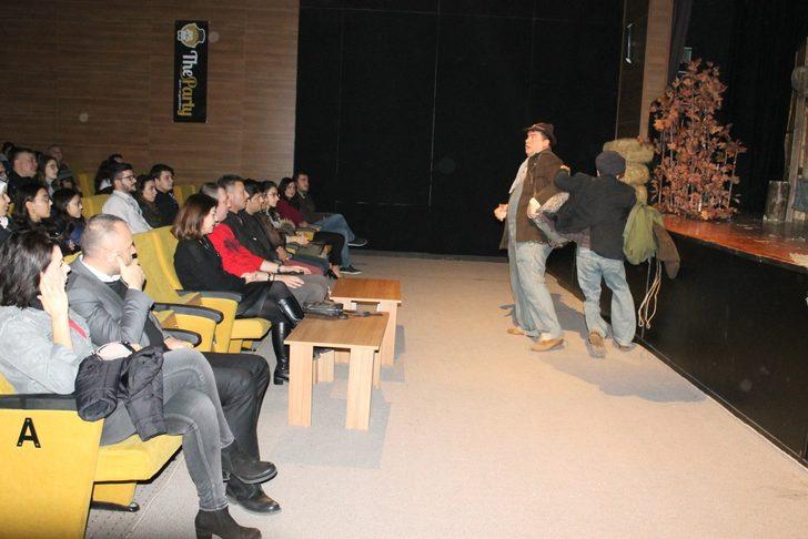 Öğrencilerin izlediği tiyatro oyunundaki silahlı sahneler tepki çekti G3