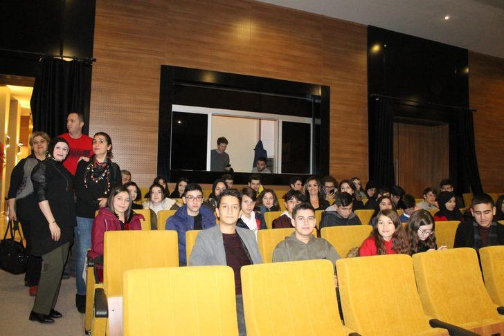 Öğrencilerin izlediği tiyatro oyunundaki silahlı sahneler tepki çekti G4