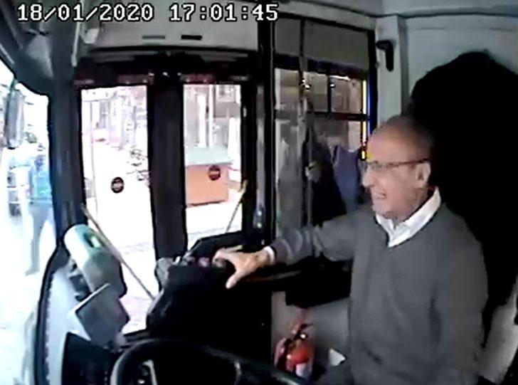 Halk otobüsü, otomobile çarptı; yolcular yere savruldu G4