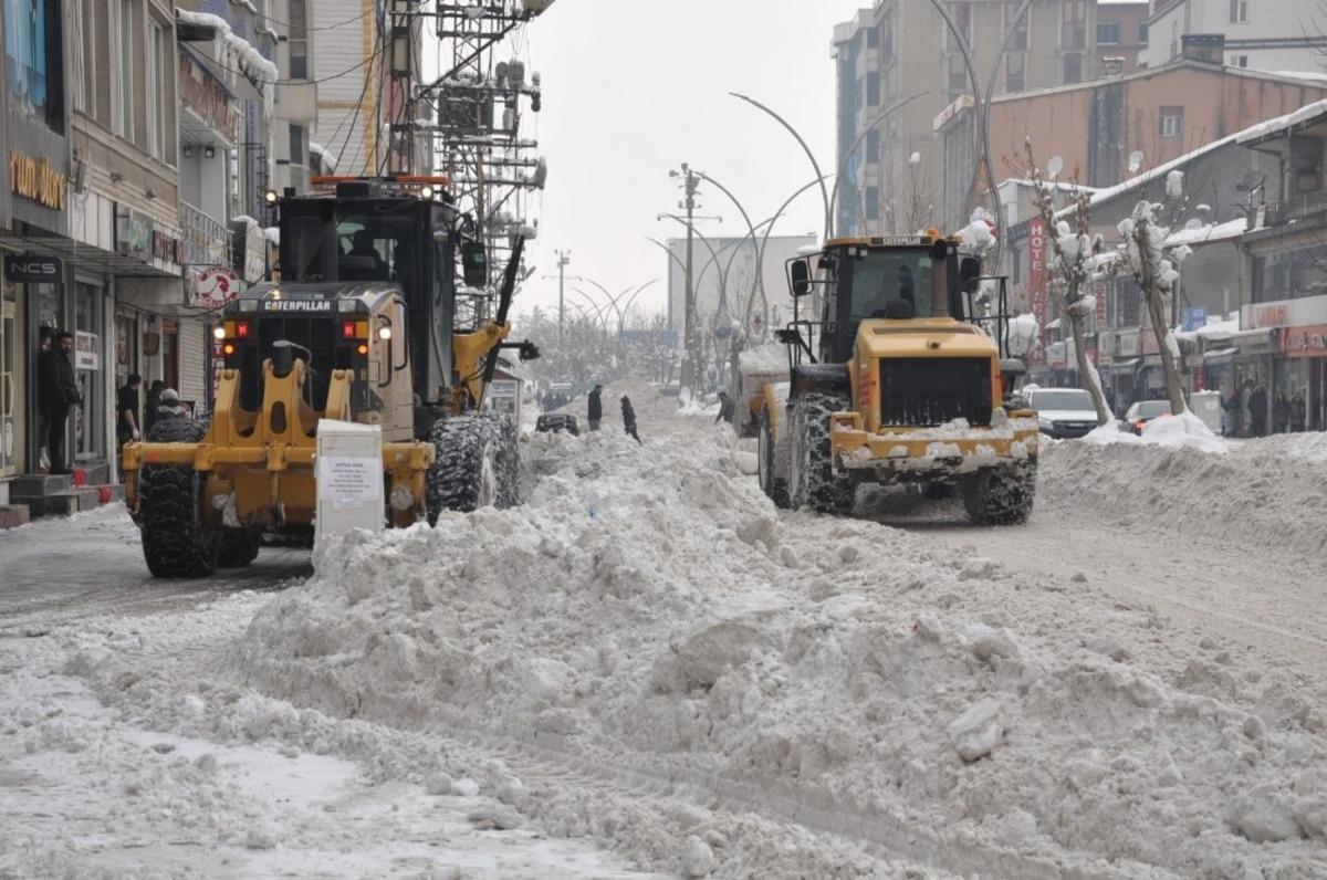 Y&uuml;ksekova&rsquo;da karla m&uuml;cadele &ccedil;alışması