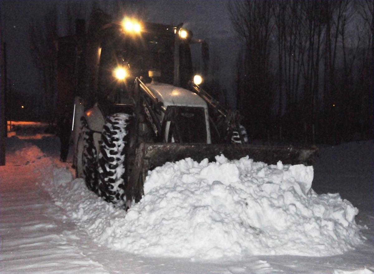 Hastaneden taburcu olan &ccedil;ocuk kardan evine ulaşamayınca belediye seferber oldu