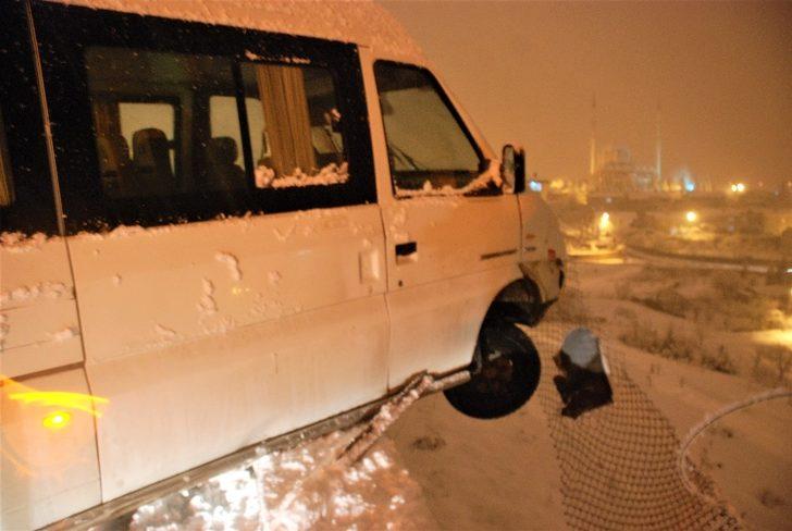 Tokat'ta facianın eşiğinden dönüldü! Sürücüsü kalp krizi geçiren minibüs tellere asılı kaldı G3