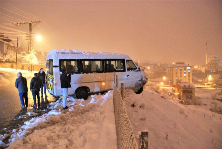 Tokat'ta facianın eşiğinden dönüldü! Sürücüsü kalp krizi geçiren minibüs tellere asılı kaldı G4