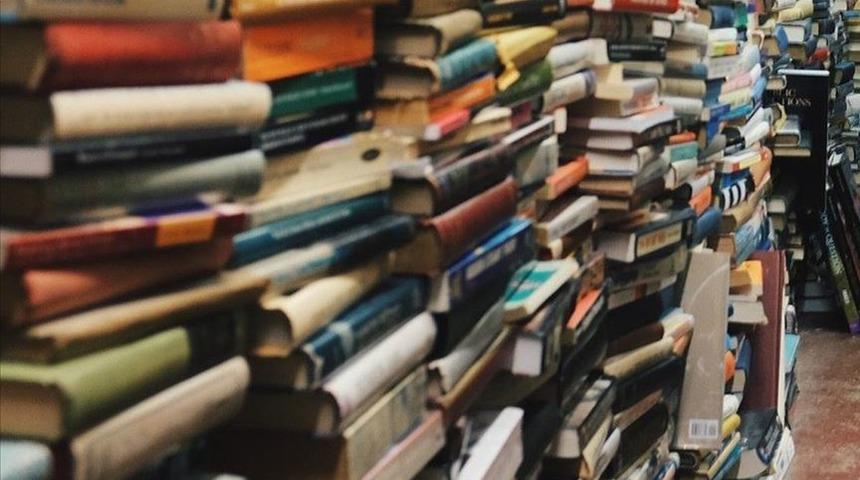 İran'da T&uuml;rk&ccedil;e kitap basan yayınevi kapatılarak sahibi hapse atıldı