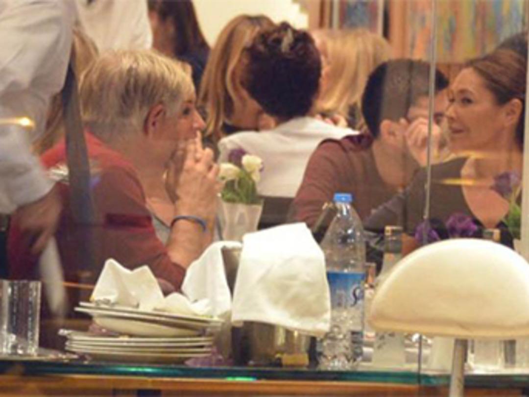 &Uuml;nl&uuml; &ccedil;ift buluşunca kahkahalar havada u&ccedil;uştu