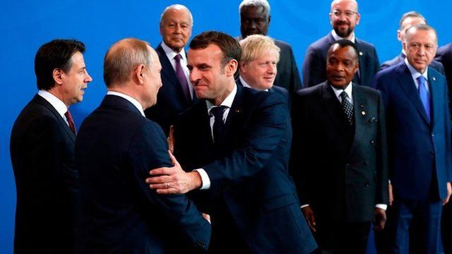 Hafter'e destek veren Rusya ve Fransa'nın liderleri Vladimir Putin ve Emmanuel Macron, aile fotoğrafı öncesi sohbet etti