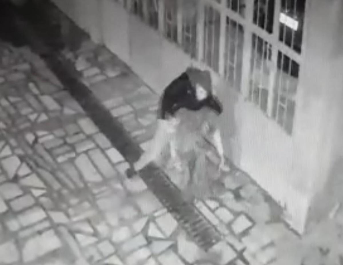 Manisa'da evlat dehşeti! Annesini 15 yerinden bı&ccedil;aklayıp polise teslim oldu