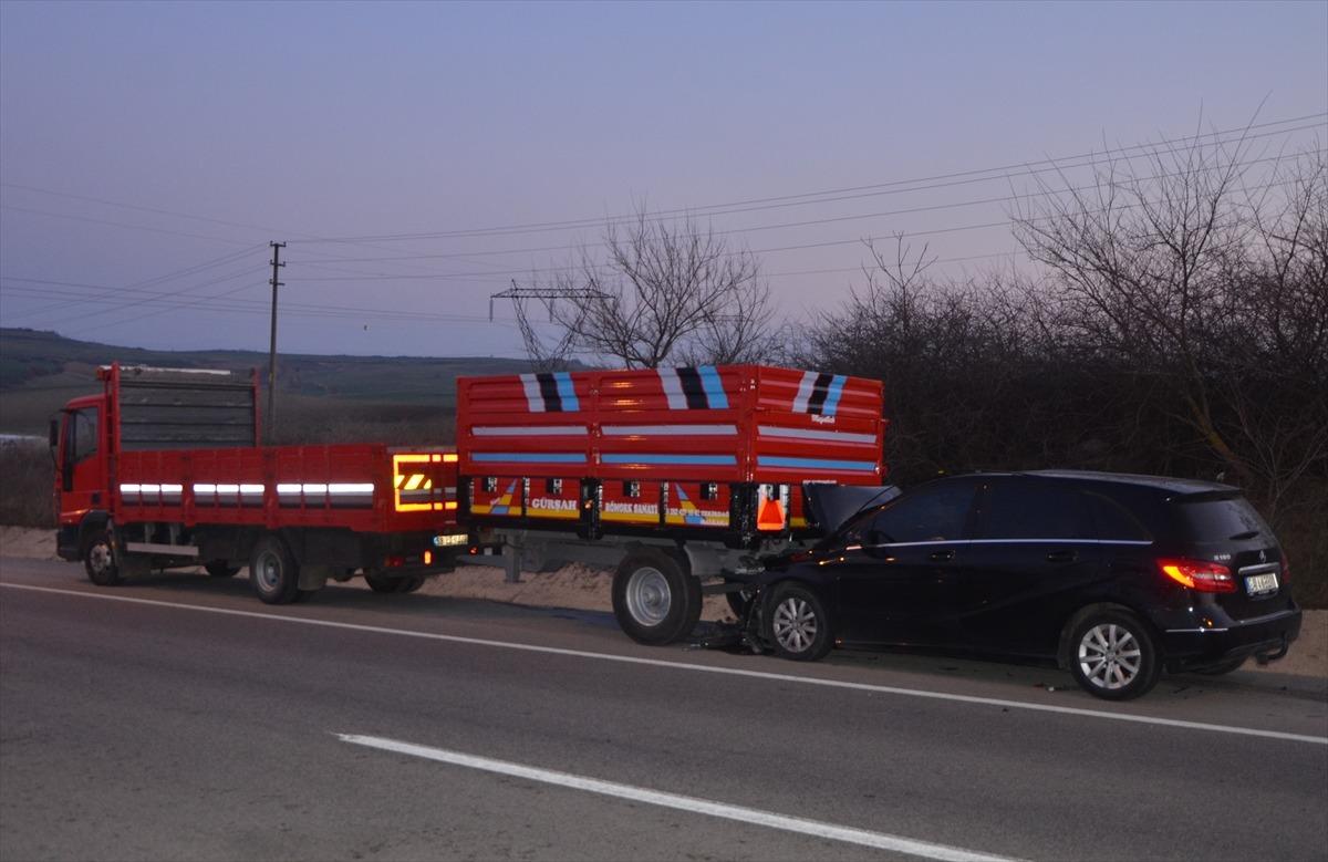 Tekirdağ'da otomobilin kamyonete &ccedil;arpması sonucu 2 kişi yaralandı