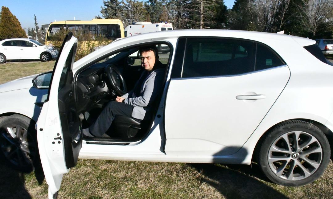 Sıfır diye aldığı otomobil boyalı ve camı değişmiş &ccedil;ıktı