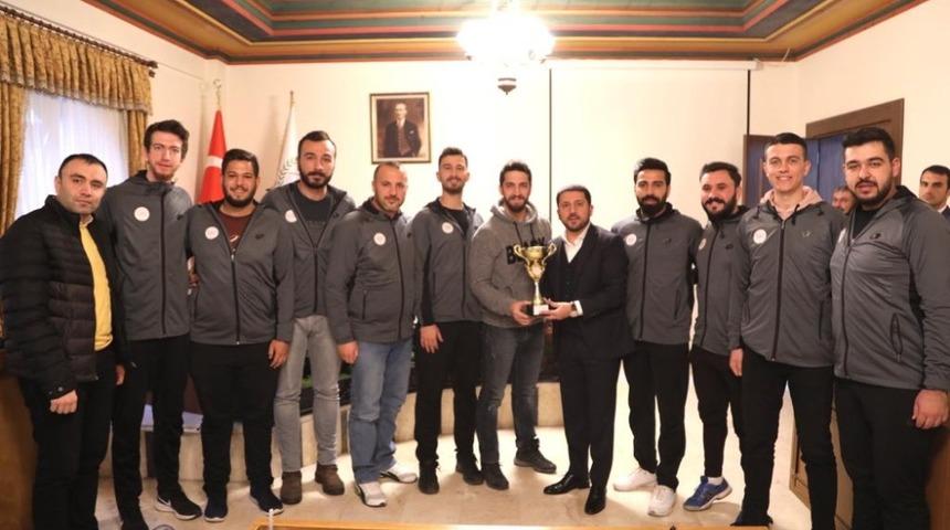 Belediye Başkanı Arı, şampiyon sporcuları kutladı