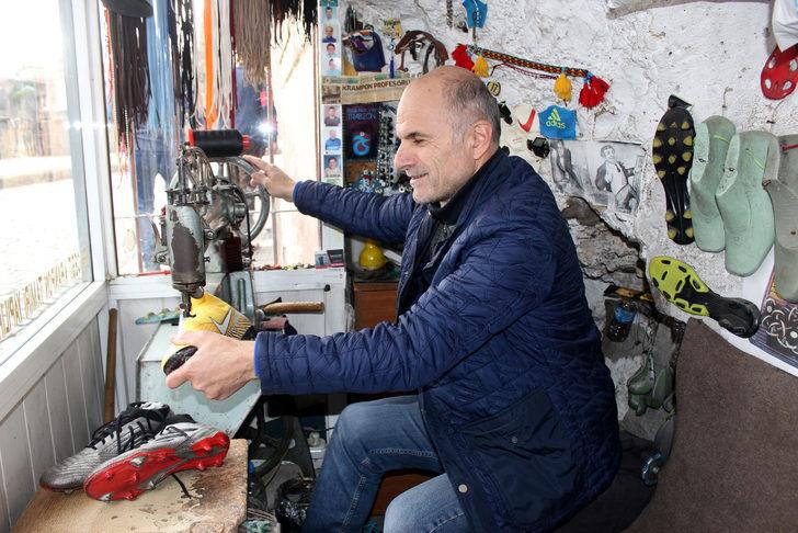 Menajer olduğunu düşünüp arıyorlar! Ünlü futbolcuların kramponların tamir ediyor G1