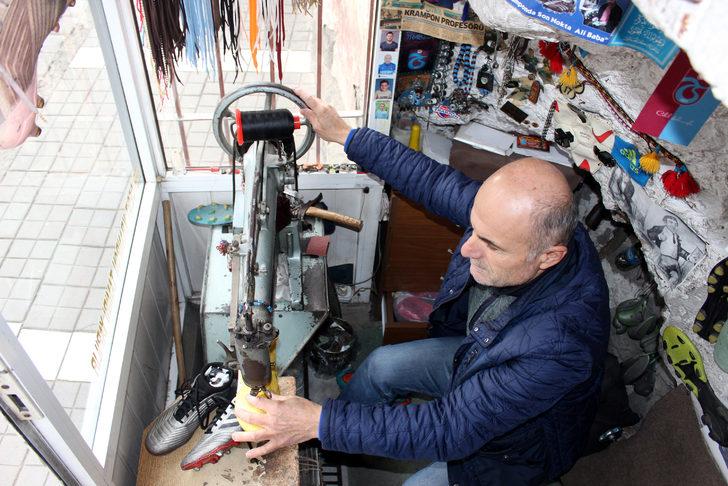 Menajer olduğunu düşünüp arıyorlar! Ünlü futbolcuların kramponların tamir ediyor G2