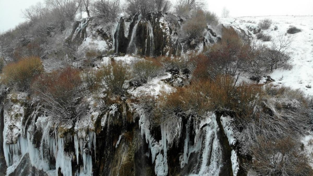 Girlevik Şelalesi buz tuttu! G&ouml;ren telefonuna sarıldı