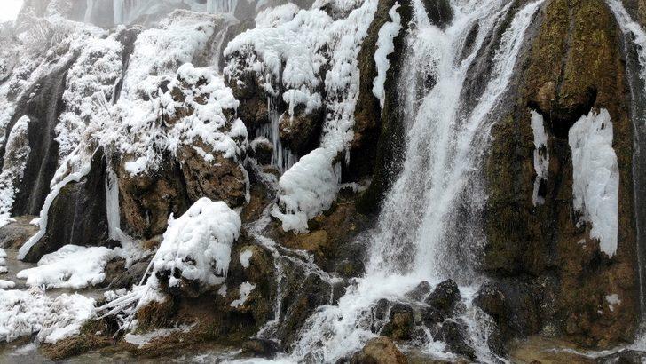 Girlevik Şelalesi buz tuttu! Gören telefonuna sarıldı G4