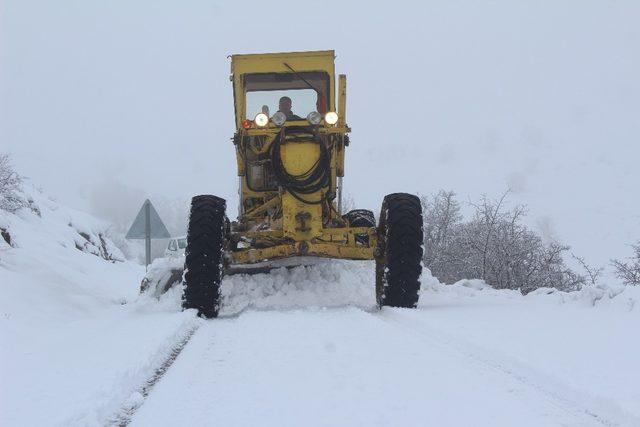 Elazığ&rsquo;da karla kapanan 73 k&ouml;y yolundan 40&rsquo;ı a&ccedil;ıldı 1