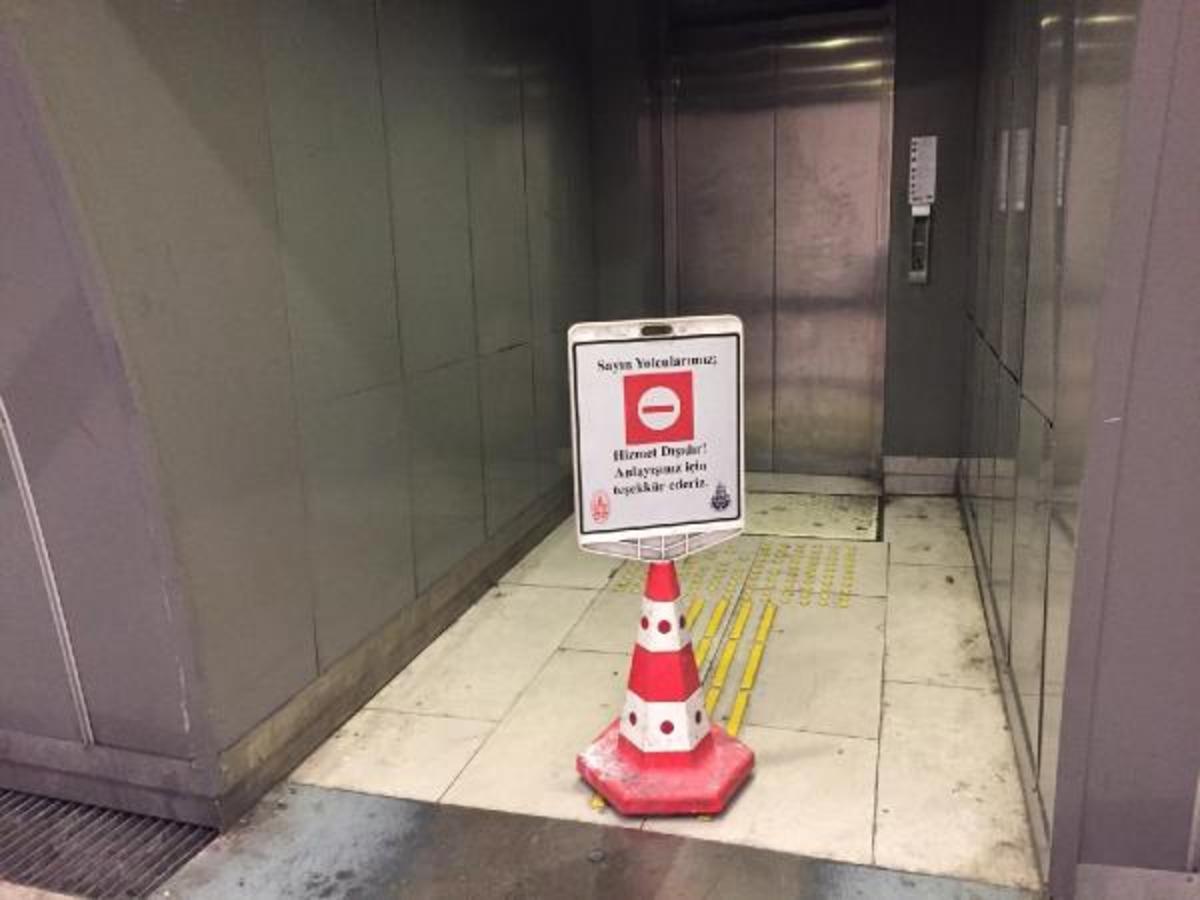  Cennet Mahallesi Metrob&uuml;s Durağı'nda engelli asans&ouml;r&uuml; yine bozuldu