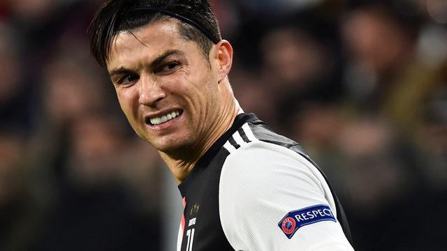 Ronaldo ünlü futbolcuyla dudak dudağa
