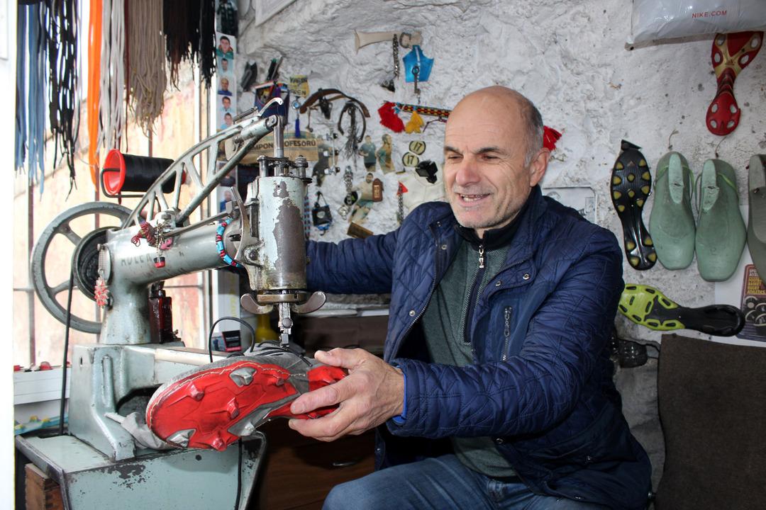 Ona 'Krampon Profes&ouml;r&uuml;' diyorlar! 2 metrekarelik d&uuml;kkanında...