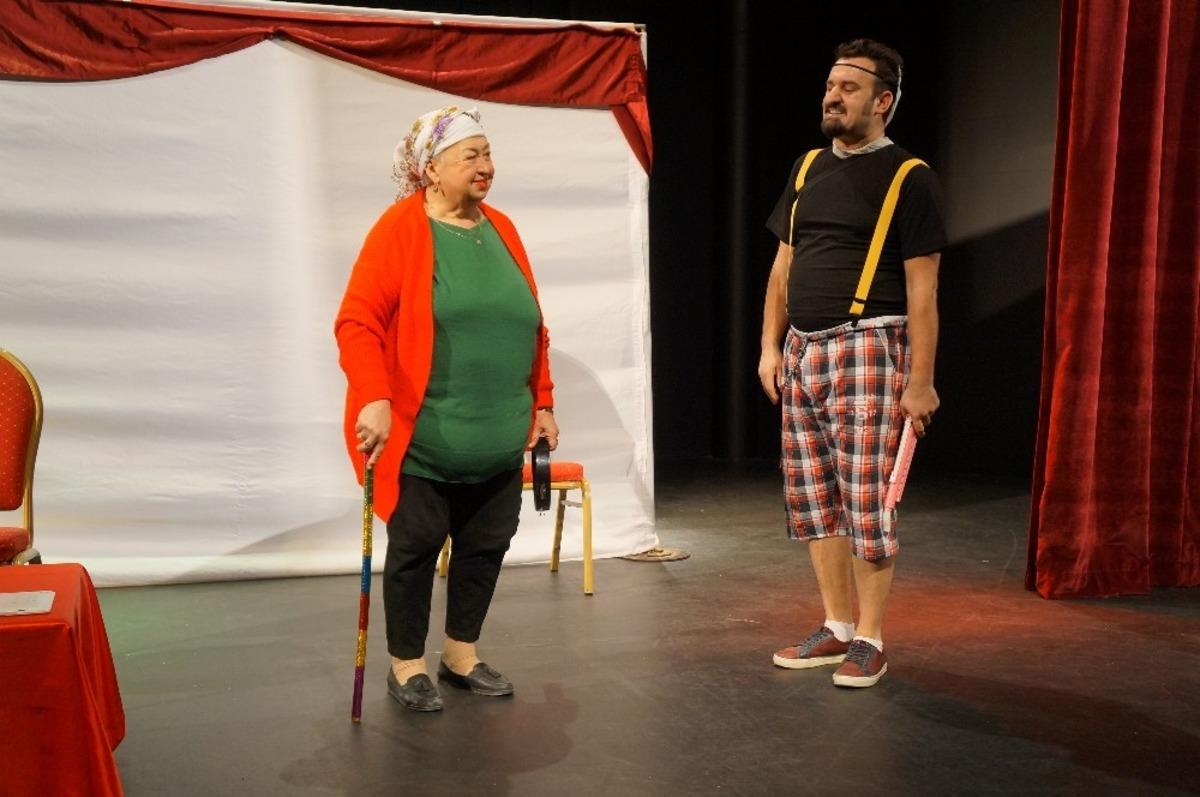 Marmaris&rsquo;te &ccedil;ocuklara tiyatro hediyesi