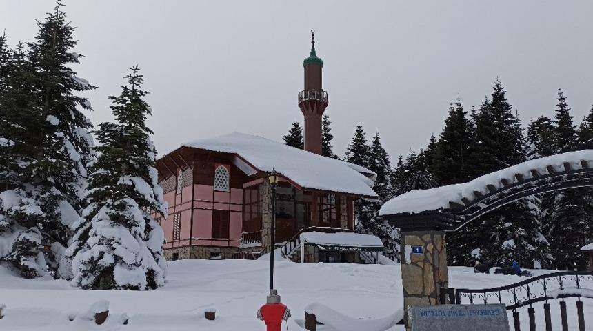 Uludağ&rsquo;da kar kalınlığı 137 santimetreye ulaştı