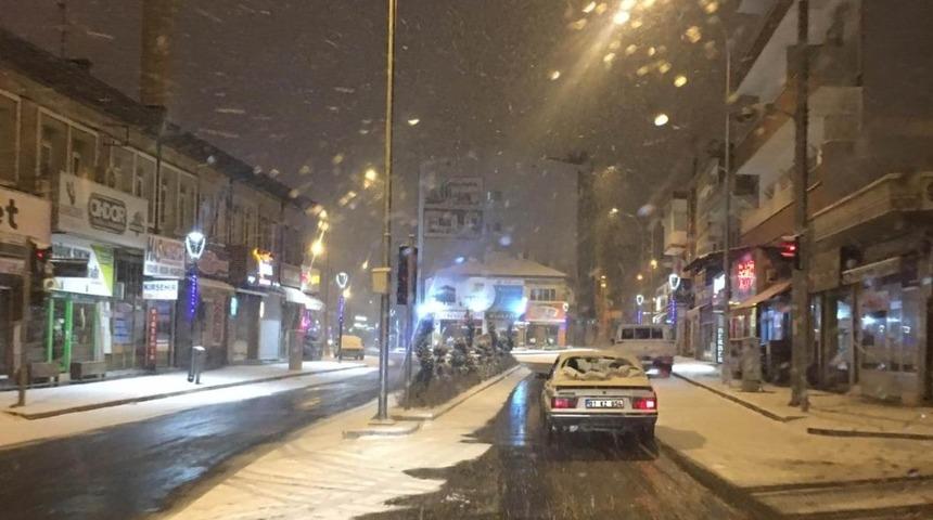 Belediye ekipleri yollarda buzlanma tehlikesine karşı tuzlama &ccedil;alışması yaptı