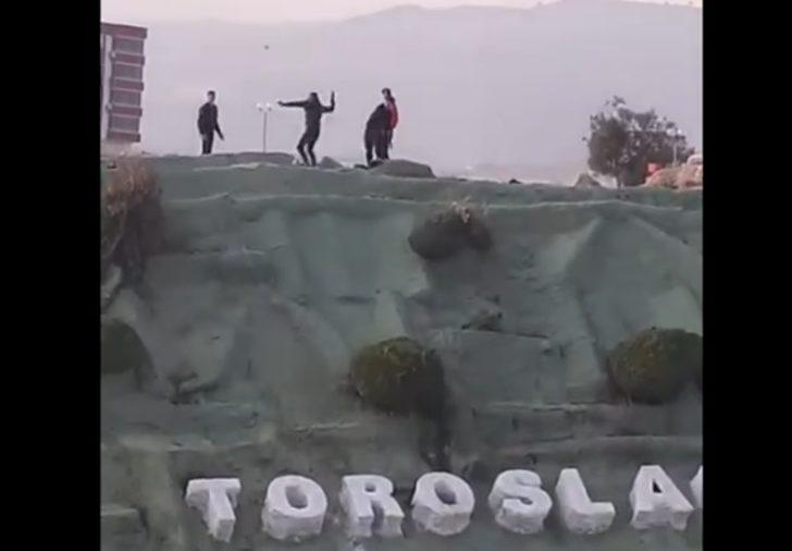 Mersin'de araçlara taş atan gençler böyle yakalandı G1