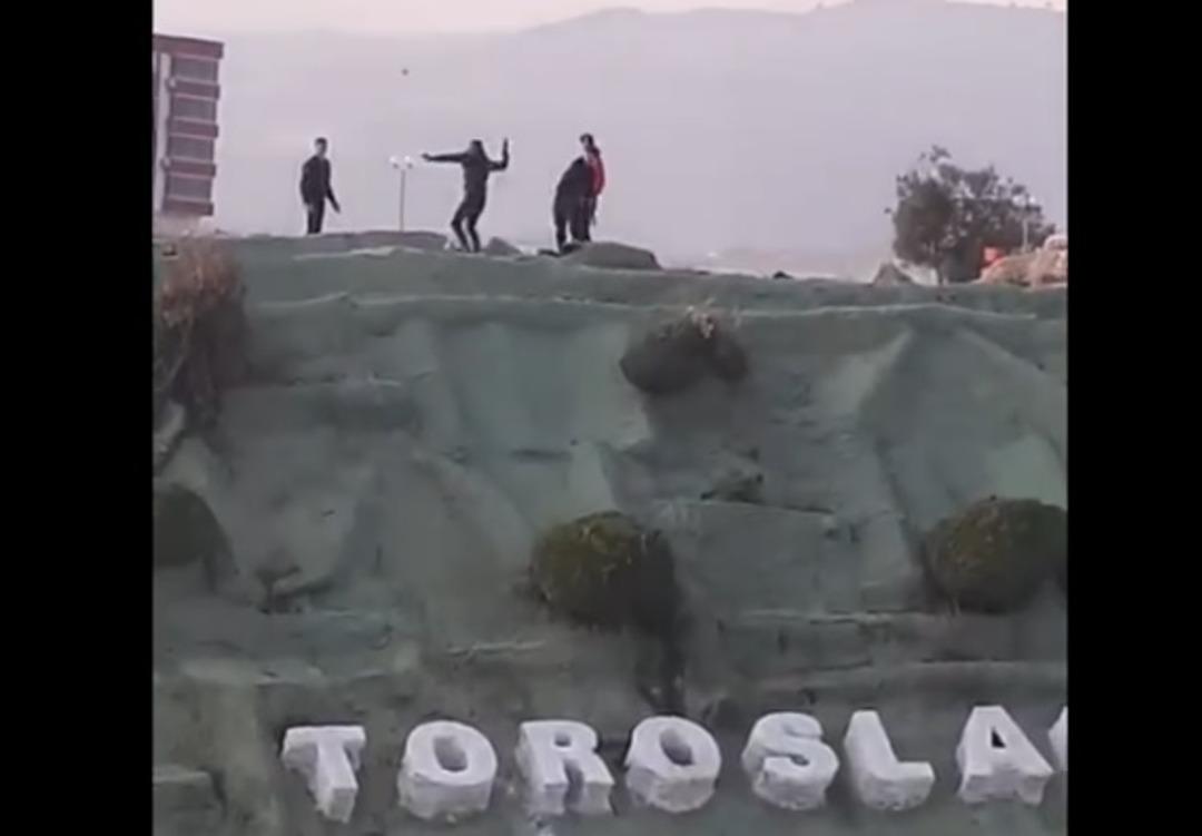 Mersin'de ara&ccedil;lara taş atan gen&ccedil;ler b&ouml;yle yakalandı