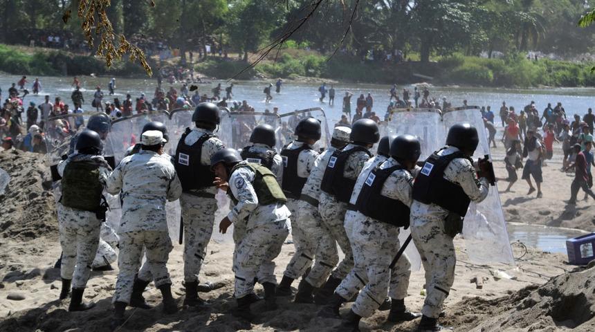 Göçmen konvoyu nehri aştı, sınırı geçti!