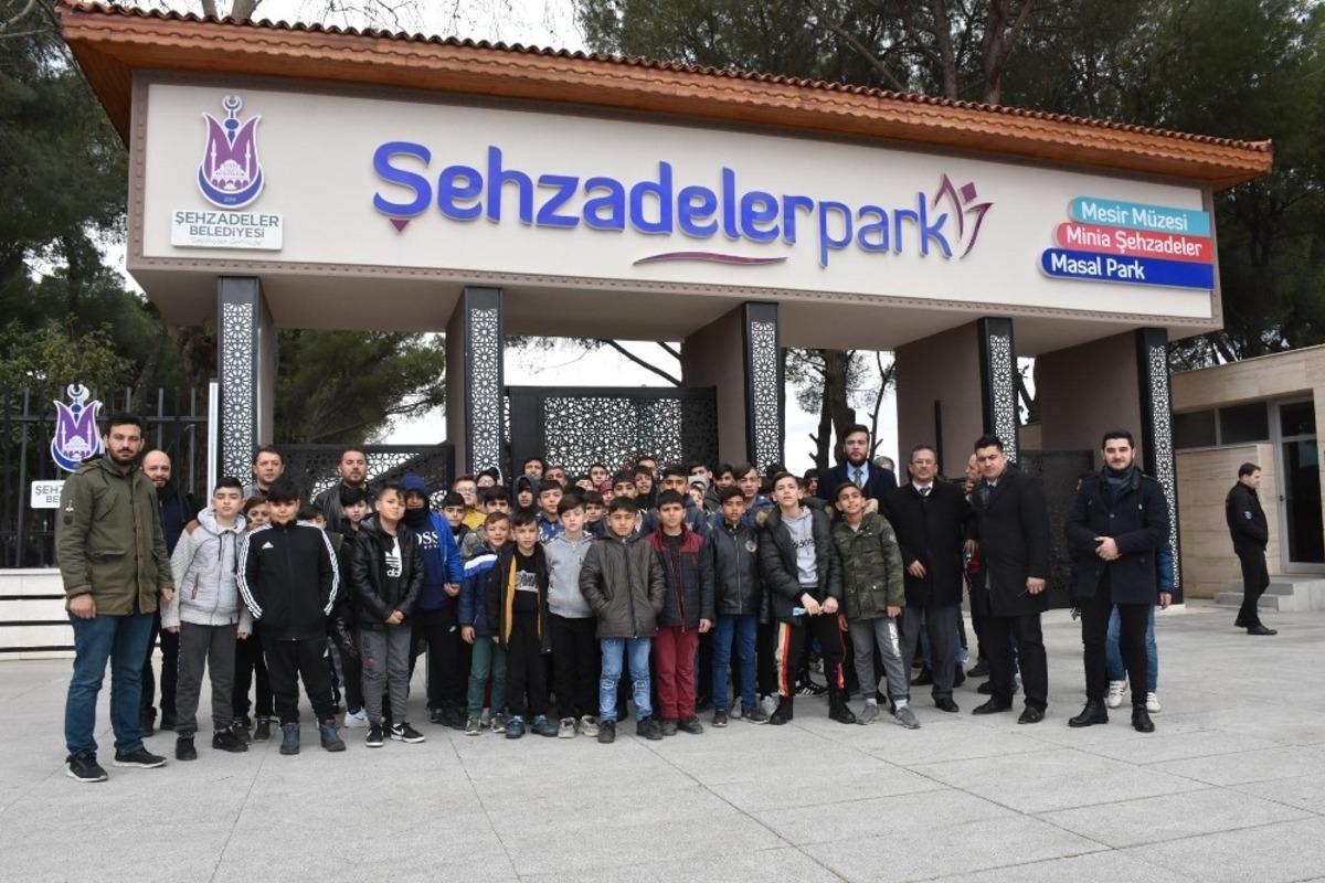 İzmirli &ouml;ğrenciler Şehzadelerpark&rsquo;ta ağırlandı