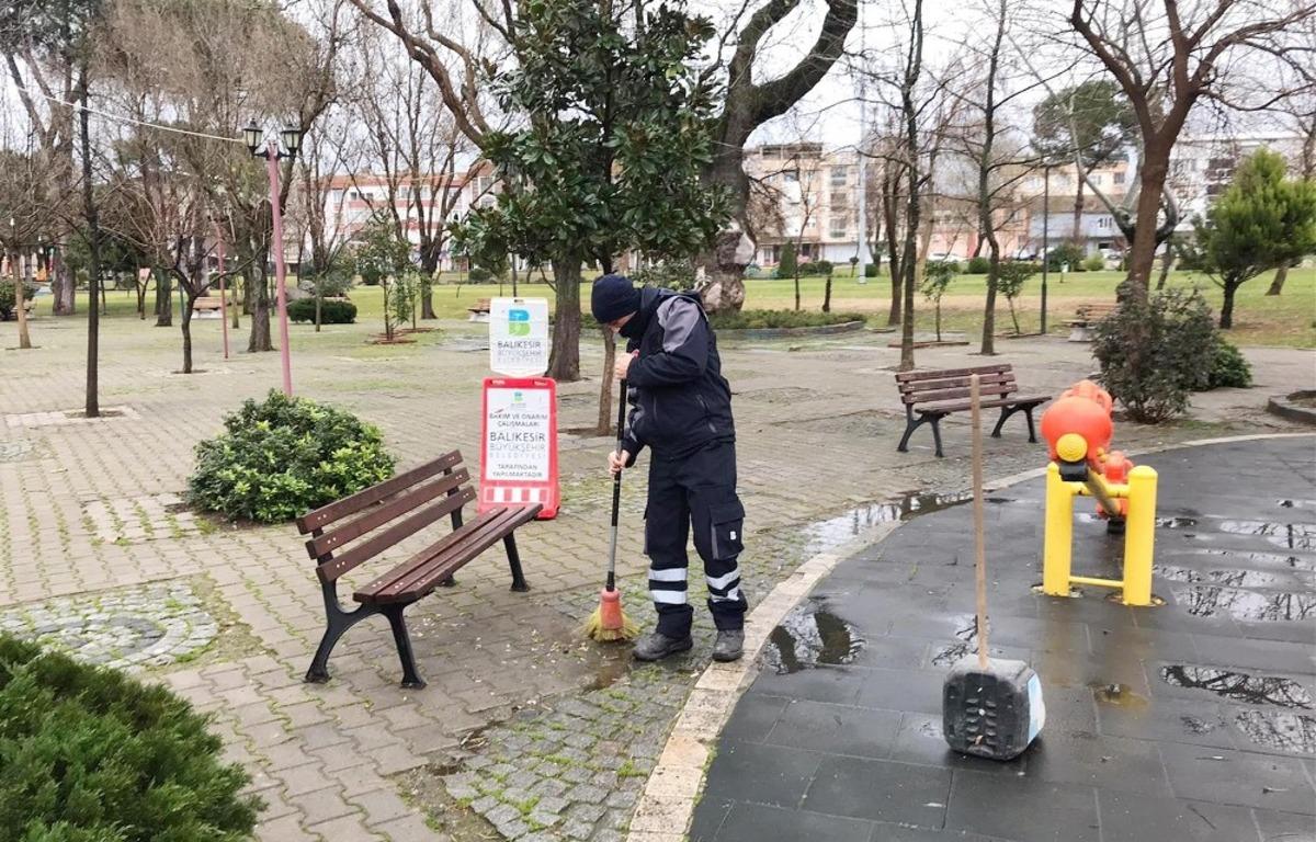 Temizlik ekipleri 7 g&uuml;n 24 saat iş başında