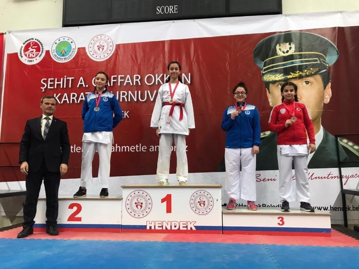 Biga Belediyesi karate sporcuları kupa ve madalyalarla d&ouml;nd&uuml;
