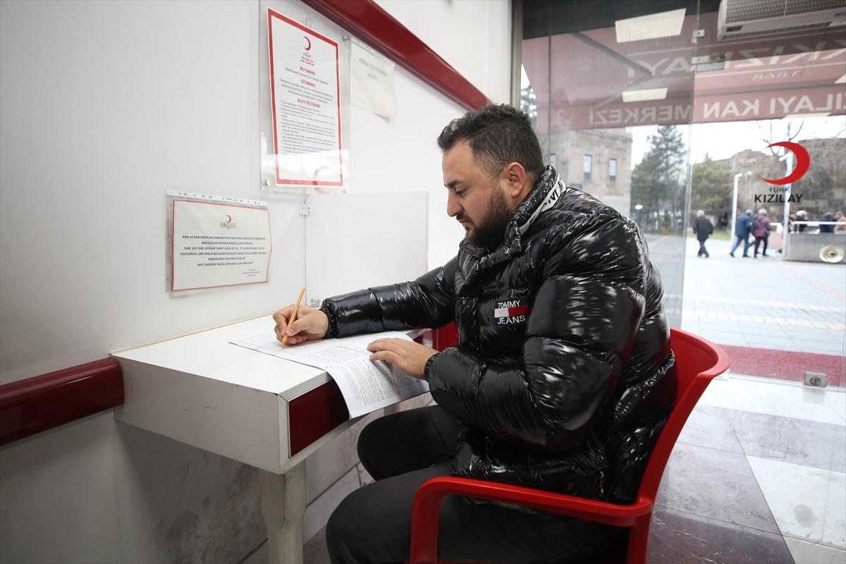 Kan bulunamadığı i&ccedil;in annesini ve kardeşini kaybeden gencin kan bağışı m&uuml;cadelesi