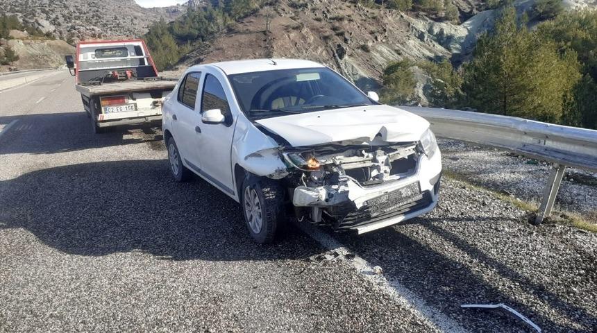 Otomobil bariyerlere &ccedil;arptı