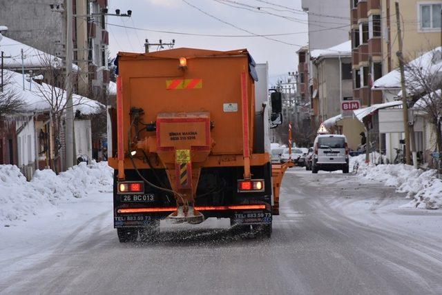 İnönü’de tuzlama çalışmaları devam ediyor