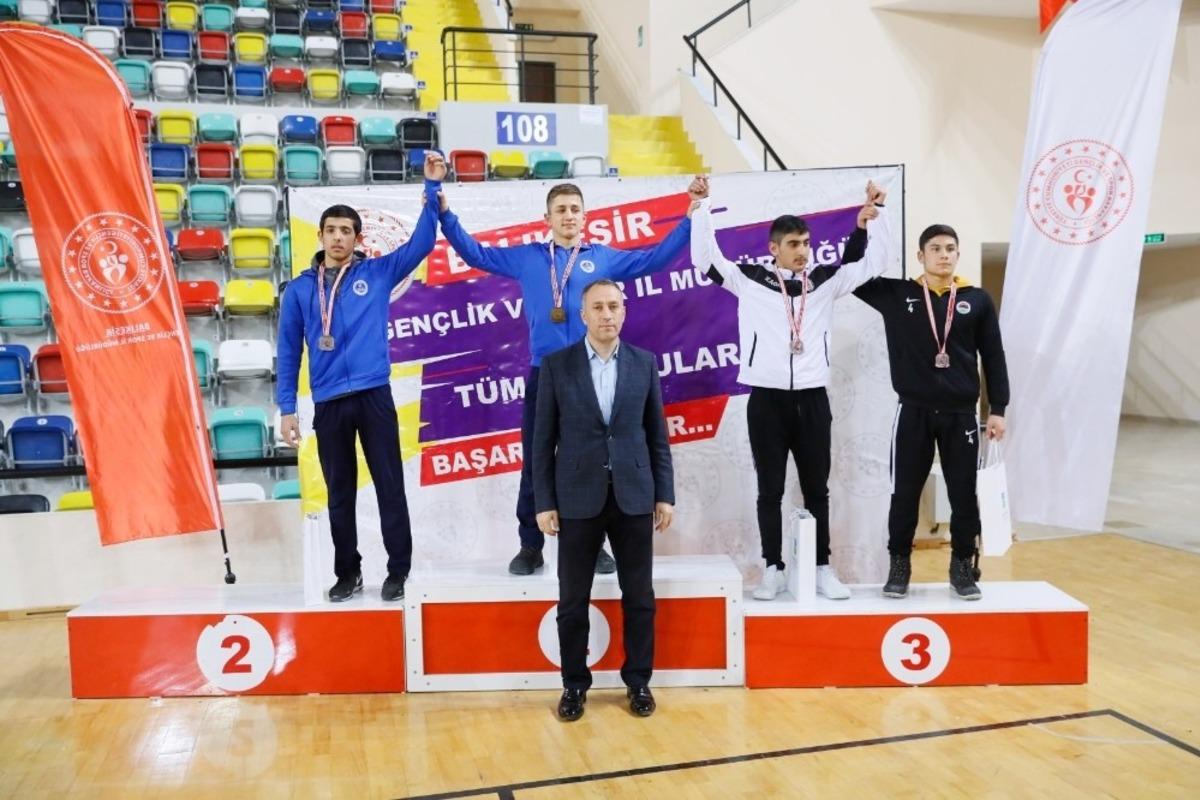 Kağıtsporlu g&uuml;reş&ccedil;iler T&uuml;rkiye Şampiyonası&rsquo;nda yerini aldı