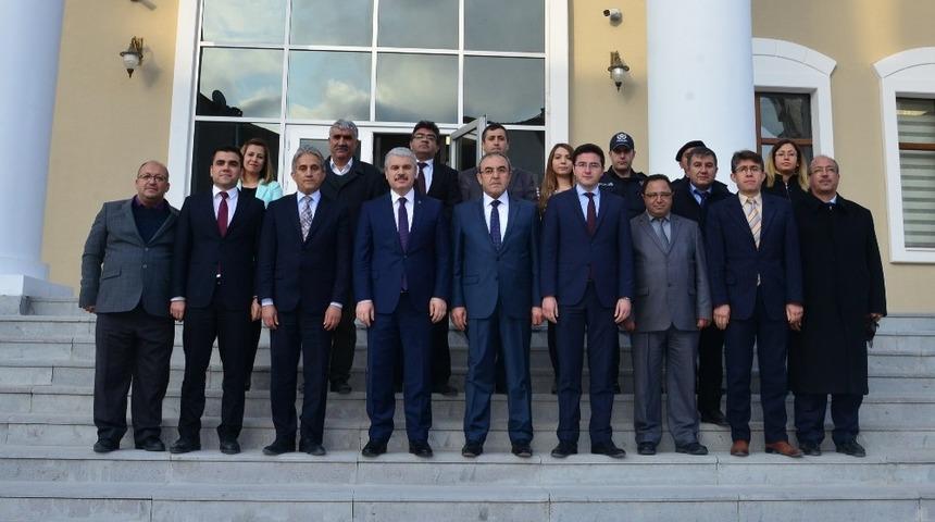 Vali İbrahim Akın, Mucur il&ccedil;esi  h&uuml;k&uuml;met konağı binasında incelemelerde bulundu