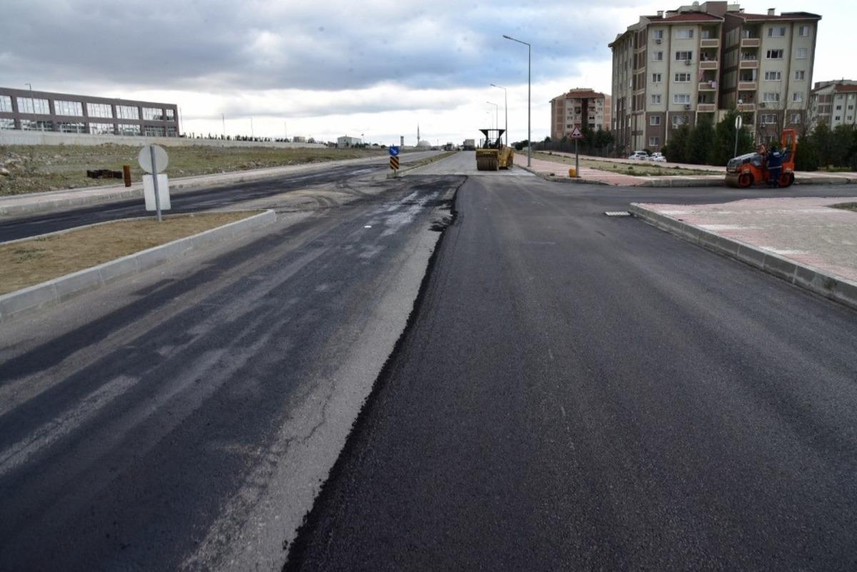 Manisa Şehir Hastanesinin &ccedil;evre yolları asfaltlanıyor