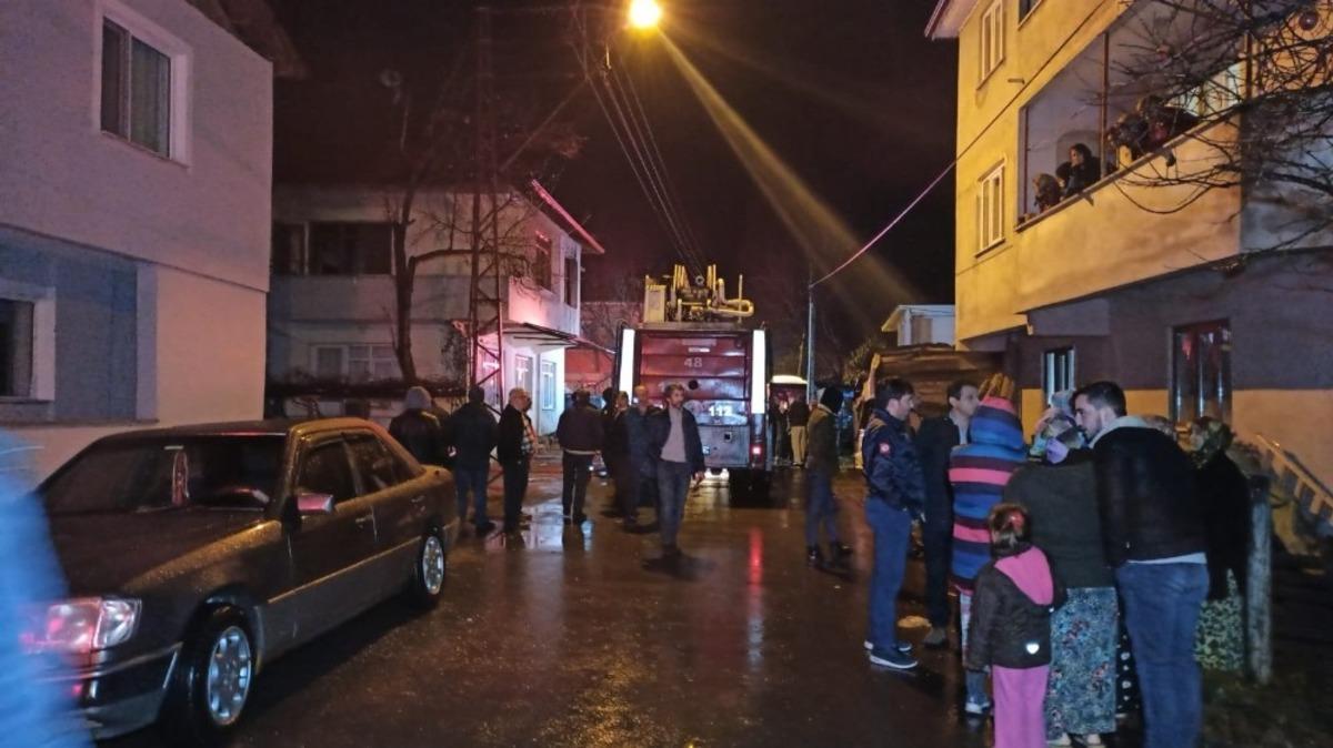 &Ccedil;ıkan yangınlarda 2 ev yandı