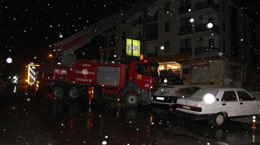 Konya&rsquo;da 4 katlı bir binanın &ccedil;atısında yangın