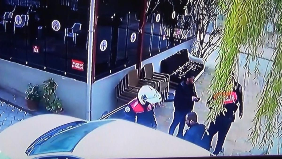 Polisin uyuşturucu araması g&uuml;venlik kamerasında