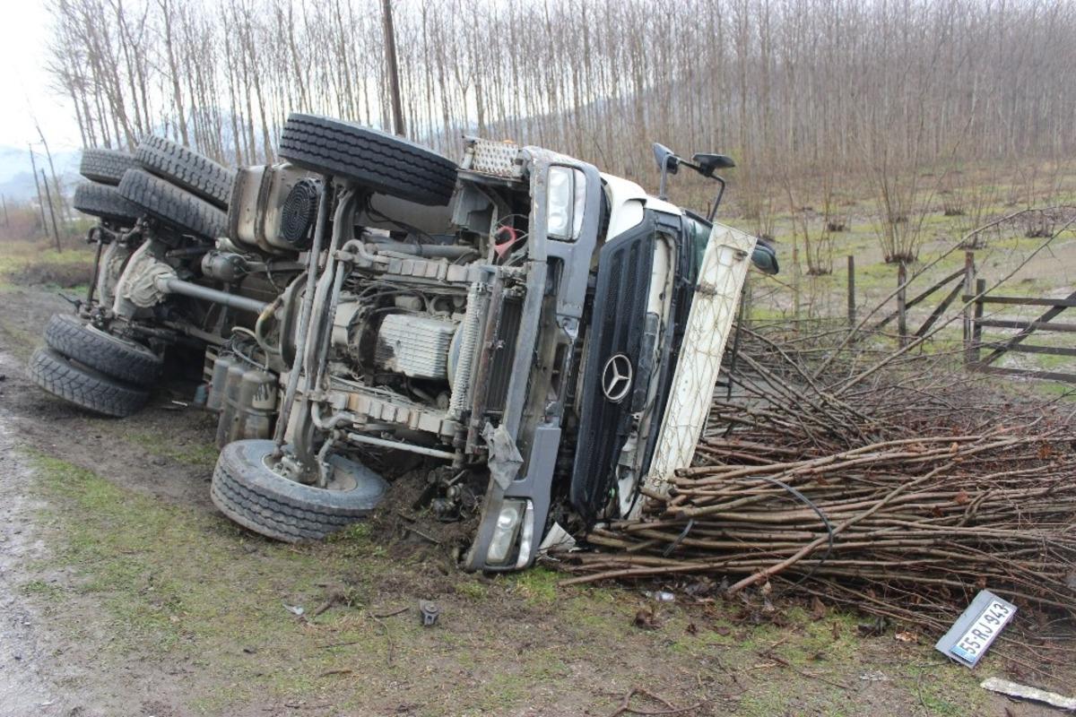 Kum y&uuml;kl&uuml; kamyon yan yattı: 1 yaralı