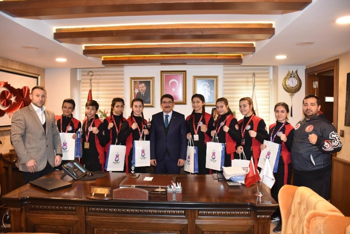 Başkan &Ccedil;elik şampiyon sporcuları ağırladı
