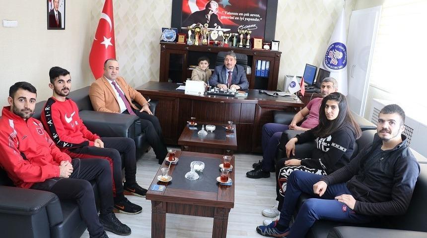 Ağrı&rsquo;da başarılı sporcular Gen&ccedil;lik ve Spor İl M&uuml;d&uuml;r&uuml;n&uuml; ziyaret etti