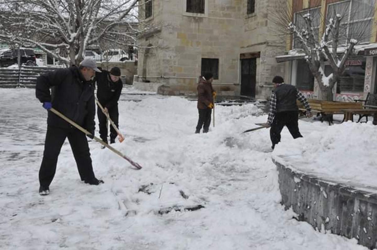 G&uuml;r&uuml;n il&ccedil;esinde karla m&uuml;cadele &ccedil;alışmaları s&uuml;r&uuml;yor