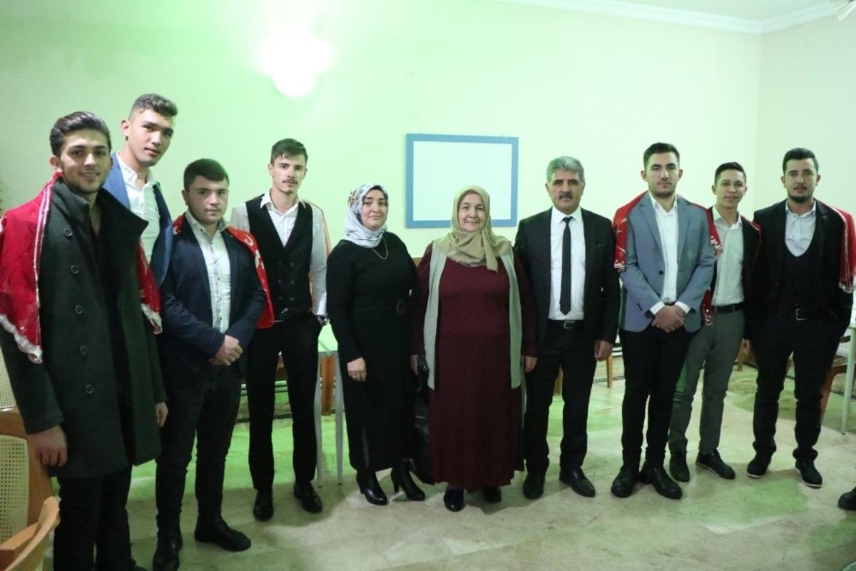 Kaman il&ccedil;esi Kurancılı Beldesinde, vatani g&ouml;revine gidecek gen&ccedil;lere kına gecesi d&uuml;zenlendi