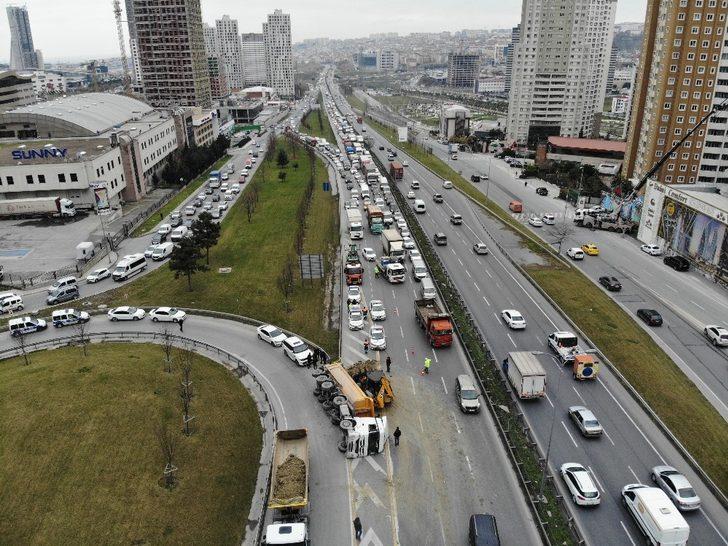 Son dakika: TEM'de hafriyat kamyonu devrildi!  G2