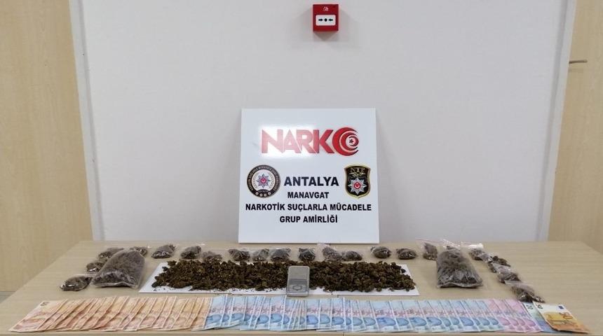 Antalya&rsquo;da iki ayrı evde uyuşturucu baskını