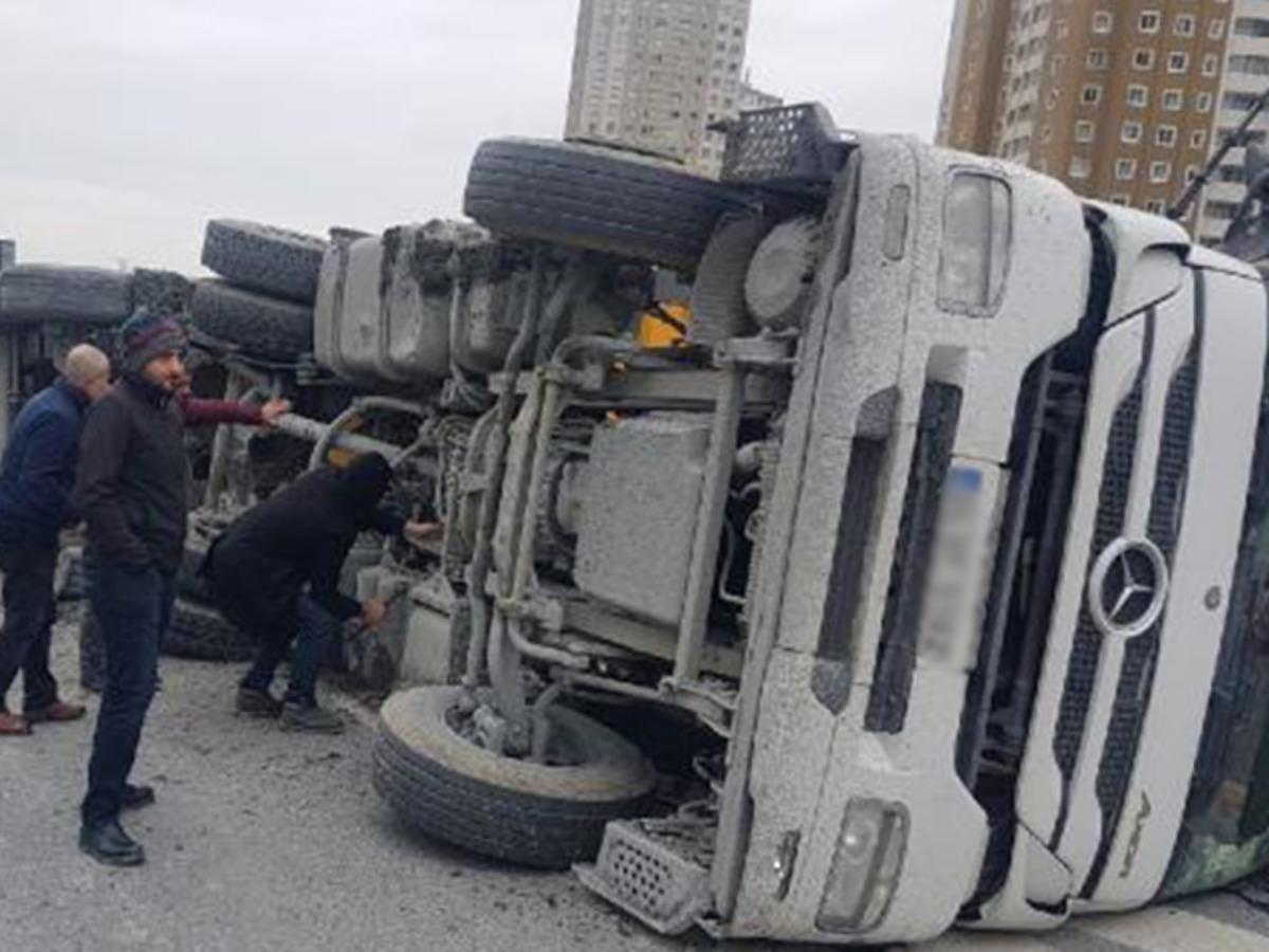 Son dakika: TEM'de hafriyat kamyonu devrildi! 